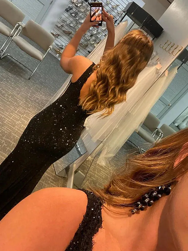 Luolandi Sheath/Column Lace Rhinestone V-neck Sleeveless Sweep Train Dresses